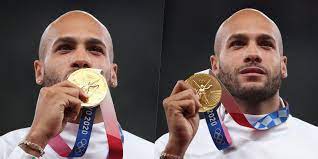 Marcell jacobs, re dei 100 metri alle olimpiadi di tokyo, canta l'inno sotto la mascherina e si commuove durante la premiazione. 1bf9s9ntudbixm