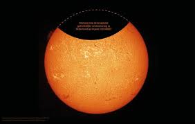 Een zonsverduistering vindt plaats doordat de maan tussen de zon en de aarde staat. 7w3wfa8gmjovwm