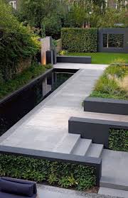 Inspiraatio Naista Uskomattomista Puutarhahuoneista In 2020 Modern Garden Landscaping Modern Garden Design Backyard Garden Design