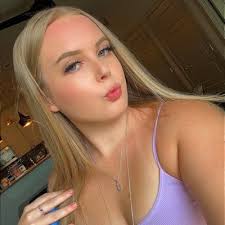 Medora Lee (@im_medorable)