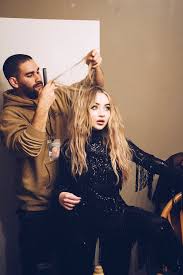 Sabrina carpenter looks chic and elegant here in a voluminous hairstyle that is ideal for her hair type and face shape. Celebrity Hairstylist Scott King Sabrina Carpenter Laced Hair