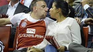 Dal 2004 al 2010 è stato commissario tecnico della squadra nazionale del suo paese, con cui fu finalista al campionato mondiale del 2006 Ribery Knutscht Ehefrau Wahiba Beim Basketball