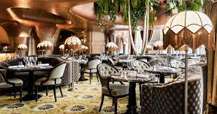 On passe à table, à deux comme à dix, sous la verrière vintage. Coco Restaurant De L Opera Garnier