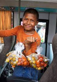 Humilde niño vendiendo #jocotes en un bus transporte colectivo en  #granadanicaragua No está bien el hecho que un niño trabaje, pero la  situación del país obliga a muchos padres a depender del