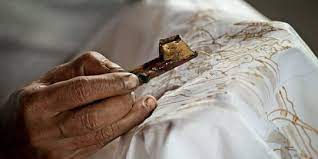 Untuk membuat kerajinan ini, kamu membutuhkan canting yang dipergunakan untuk membuat pola gambarnya, menggunakan bahan lilin panas. Contoh Kerajinan Tekstil Di Indonesia Ketahui Macam Dan Karakteristiknya Merdeka Com