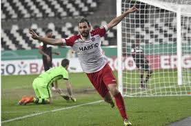 Gegner im finale ist der wuppertaler sv, der den msv duisburg. Viertligist Rot Weiss Essen Im Viertelfinale Heisse Pokalnacht An Der Hafenstrasse Fussball Stuttgarter Zeitung