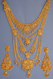 22k Gold Ranihaar Set The Ranihaar Set Is Normally Worn By The Bride On The Wedding Day Bridal Gold Jewellery Designs Bridal Gold Jewellery Dubai Gold Jewelry