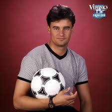 En dan ook als schaduwspits de meest technisch begaafde voetballer aller tijden. Veronica Inside On Twitter Once Upon A Time Een Piepjonge Wilfred Genee Maakt Zijn Debuut Bij Sport 7 1996 Veronicainside