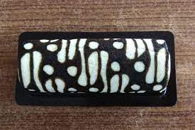 A swiss roll, jelly roll, roll cake, cream roll, roulade or swiss log is a type of rolled sponge cake filled with whipped cream, jam, or icing.the origins of the term are unclear; Bolu Gulung Batik Singapura Viral Di Indonesia Kurang Diperhatikan Pemerintah Halaman All Kompas Com