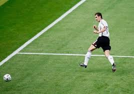 A sua carreira, em termos de clubes, foi boa, mas foi a marca deixada na seleção alemã, principalmente em campeonatos do mundo, que eternizaram o nome do ponta de lança germânico. Pes Miti Del Calcio View Topic Miroslav Klose 2001 2002 2005 2006 2013 2014