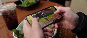 Squad up and compete to be the last one standing in battle royale, or use your imagination to build your dream fortnite in creative. Sem Incomodo Fortnite Para Ios Agora Permite Download De Atualizacoes Em Segundo Plano Tudocelular Com