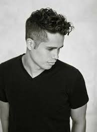 Ideen Fuer Herrenfrisuren Moderner Haarschnitt Locken Stylen Mittellanges Haar Lockige Haare Frisuren Fur Lockiges Haar Haarschnitt Manner