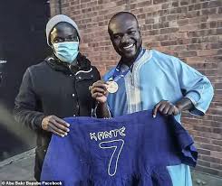 N'golo kante family consists of late father and mother. Humble Chelsea Star N Golo Kante Lets Lucky Fan Wear His Champions League Winners Medal Ali2day