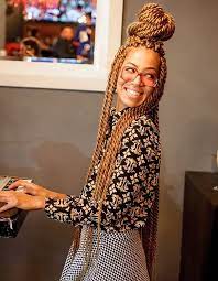 25 Coiffures A Realiser Quand On Porte Des Tresses Coiffure Coiffures De Filles Noires Cheveux Torsades