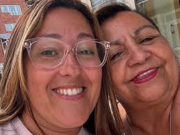 Leslie Vélez Official added a new...