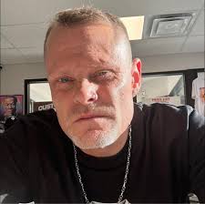 why don't guys like posting their girlfriends like she hot and she's YOURS