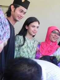 Adik farid kamil, fadzil bahri hadir pada prosiding itu manakala isterinya, pelakon datin diana danielle tidak kelihatan. Gambar Diana Danielle Selesa Beraya Di Kampung Halaman Farid Kamil