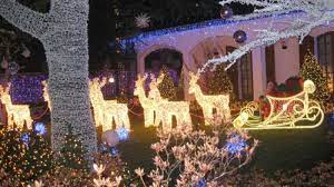 Questo luogo magico si trova a melegnano, in via dei platani 31, e altro non è che la casa privata di massimiliano goglio, informatico di professione ma appassionato di natale per vocazione, che ogni anno quasi un mese di magia, in cui la casa di babbo natale viene illuminata da oltre 450.000 luci. Casa Di Babbo Natale A Melegnano 2017 Indirizzo E Orari Milano