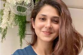 Jennifer Winget's Instagram, Twitter & Facebook