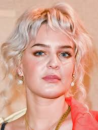 Anne Bobby's Instagram, Twitter & Facebook