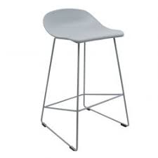Ce tabouret de bar scandinave se compose d'une assise en tissu velours rembourré et d'un pied en métal sublimez votre intérieur avec ce tabouret scandinave avec accoudoirs et assise rembourrée. Tabouret De Bar Snack