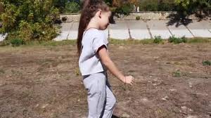 Menina dança funk em cima de carro e gera polêmica em jornais e população em suposto vídeo filmado. Menina Dancando Pulando Natureza Video De Stock C Serdukegor 345226108