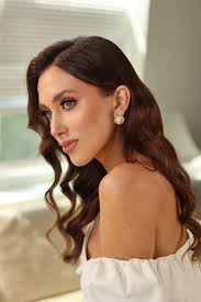 Makeup Artist 💄 My name is Caitlin. I am a licensed makeup artist of  nearly 12 years. I specialize in bridal makeup along with hair & makeup for  boudoir, senior, headshot and