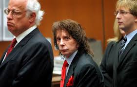On february 3, 2003, actress lana clarkson was found dead in record producer phil spector's mansion, the pyrenees castle, in alhambra, california.her body was found slumped in a chair with a single gunshot wound to her mouth with broken teeth scattered over the carpet. Musikproduzent Phil Spector Schuldig Gesprochen Panorama Badische Zeitung