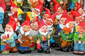 Gartenzwerge lockern jeden garten auf und sie sind bei vielen sammlern sehr beliebt. Gartenzwerge Garten Zwerge Kostenloses Foto Auf Pixabay