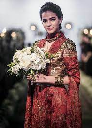 Apresentada como nova rainha, catarina leva tomatada e vaias. Timeless Outfits On Twitter Bruna Marquezine Deus Salve O Rei 2018