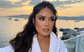 FOTO) DVIJE FOTOGRAFIJE U RAZMAKU OD 20 GODINA Selma Hajek zapalila mreže  novom objavom