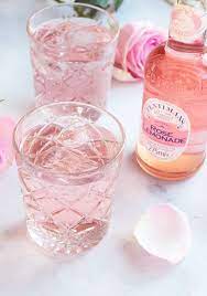 Hitta stockbilder i hd på gin och tonic dryck serveras med och miljontals andra royaltyfria stockbilder, illustrationer och vektorer i shutterstocks samling. Pin On Recipes Beverages