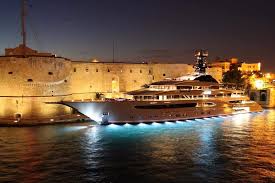 Meet naomi, aka the duchess from director martin scorsese's the wolf of wall street starring leonardo dicaprio as a modern day caligula in a saga of greed and excess. 10 Of The Most Stunning Superyachts Featured In Movies Yacht Harbour