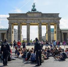 Thousands of activists occupied different areas of the city, with many willing to do whatever possibl. Berliner Polizei Verhindert Blockadeplane Von Extinction Rebellion Welt