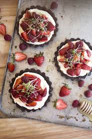 Red Berries Microgreens Tartlets Sugar Gluten Free Migalha Doce Fatos Sobre Alimentos Receitas De Torta De Frutas Ideias