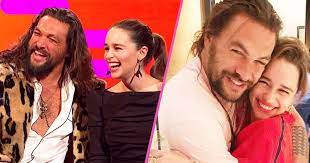 Jason momoa and emilia clarke reunited at game of thrones creator david benioff's early birthday party and snapped adorable photos to mark the special occasion. Jason Momoa Der Emilia Clarke Umarmt Ist Einfach Der Beste Im Trend