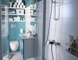 Des Etageres Au Dessus Des Wc Pour Optimiser Les Rangements Dans Votre Salle De Decoration Salle De Bain Rangement Salle De Bain Amenager Petite Salle De Bain