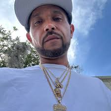 Does anybody have a good recipe for seafood mac n cheese?