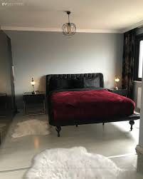 Beyaz duvarlar, gri koltuk takımları, siyah metal detaylı sandalyeler… Bordo Renk Ile Dekore Edilmis Evlerden 200 Fotograf Ev Gezmesi