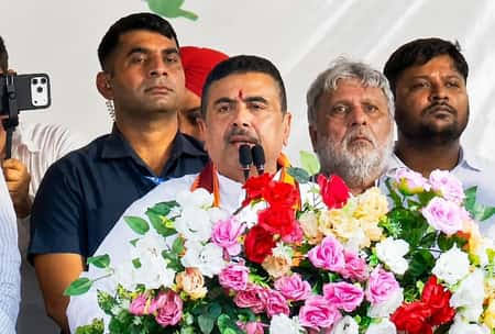 কলকাতার রাজপথে তেরঙ্গা যাত্রায় হাঁটলেন মুখ্যমন্ত্রী! জানালেন, এ বছর থেকে রাজ্যে সরকারি উদ্যোগে রাখিবন্ধনও পালন হবে | CM Suvendu Adhikari Leads Mega 'Har ...