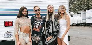 Fifteen years ago, tokio hotel released their single 'durch den monsun', which grossed them millions. Pabllo Vittar Heidi Klum Conchita Wurst E Bill Kaulitz Se Encontram Na Europa