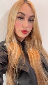 Um dia eu chorei sem saber como ia comprar o leite do meu filho., Outro,  fui expulsa de casa com ele no colo., Mas eu escolhi não desistir., Comecei  com o que eu tinha: um celular, força e fé., E a ...