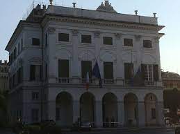 Un momento molto sentito, da chiavaresi e non, che si sono radunati nello spazio antistante la cattedrale nonostante il maltempo. Puc0kq2nyct Zm