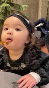 좋아하는 비눗방울 놀이도 하고 맛있는 크로와상도 먹었던 로아의 행복한 하루였어요🫧, 💛로아 16개월 키80cm 12키로 사이즈 90  입었어요, 🏷️ 너무 이쁘고 따뜻한 몽디 망토,마로니에 원피스, 마로니에 헤어밴드 스타킹까지 다 @littletini_official  에서 구매 가능하세요 💙, Roa ate a croissant for the first ...