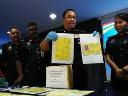 Semasa berhubung dengan pihak kesatuan anda akan diminta pengenalan diri (nama, no. Pembantu Kesihatan Ditangkap Buat Kad Pengendali Makanan Palsu Borneo Today