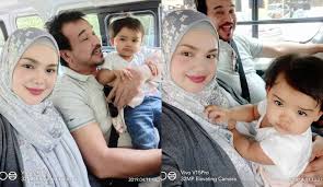 Ia baru saja melahirkan anak. 10 Potret Imut Siti Aafiyah Putri Siti Nurhaliza Yang Beranjak Balita