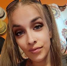 Adele Morin's Instagram, Twitter & Facebook