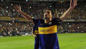 Debutó en la primera división en el club atlético boca juniors el 10 de noviembre de 1996.7 con boca ha ganado 11 títulos y es considerado el máximo ídolo y referente de ese club. Boca Juniors Lista De Juan Roman Riquelme Gana Las Elecciones Presidenciales Del Club Xeneize Internacional El Bocon