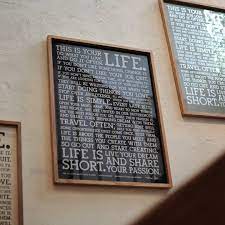 これはあなたの人生です だからいつでも自分の好きなことをしよう 何か気に入らないことがあれば それを変えよう 今の仕事が気に入らなければ 辞めてしまおう 時間が足りないのなら テレビを見るのを止めよう 人生をかけて愛する人を探しているなら