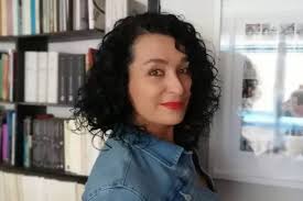 Se fue a vivir sola con 16 años para escapar de la violencia de su hermano  y lo plasmó en su primera novela